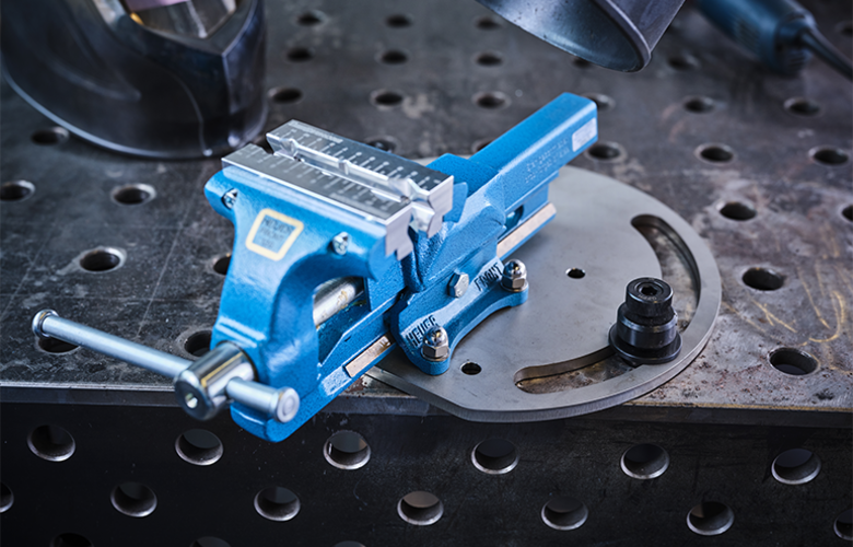 With the HEUER welding table adapter, it is now possible to securely and flexibly mount the trusted HEUER vice onto a welding table for the first time.