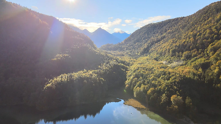 Natur mit Bergen und einem See