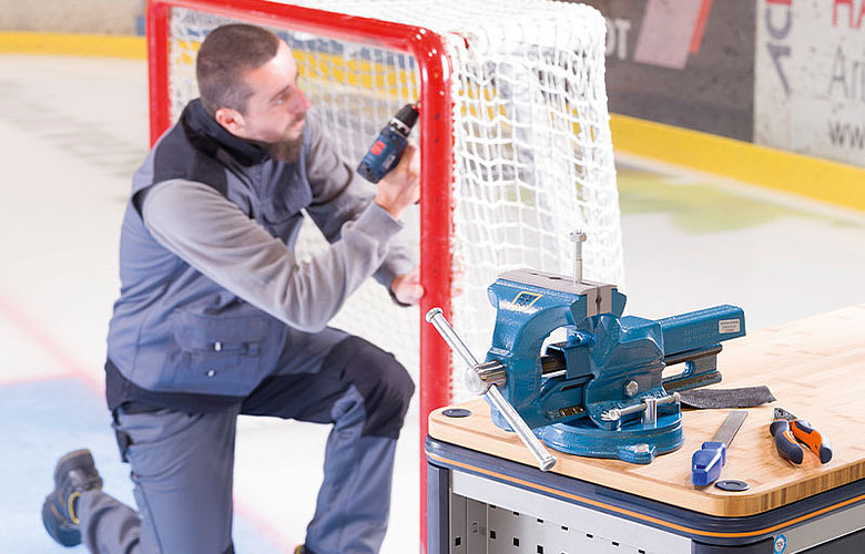 Schraubstock als Arbeitskollege in Eishockeyhalle.