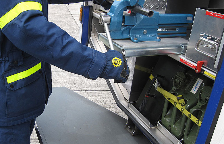 Feuerwehr arbeitet mit Schraubstock.